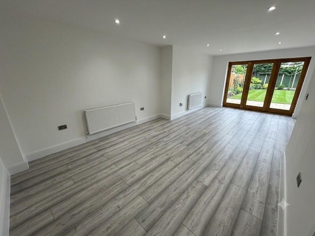 6 bed property in Bedford Road, Mill Hill